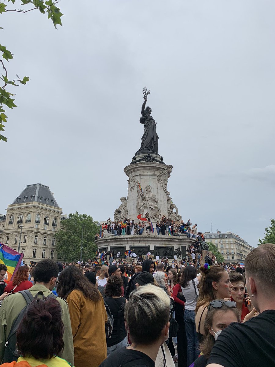 this is the last day of pride month so even tho i’m late i’ll let you see the pics i took at pride in paris 🤧🤍