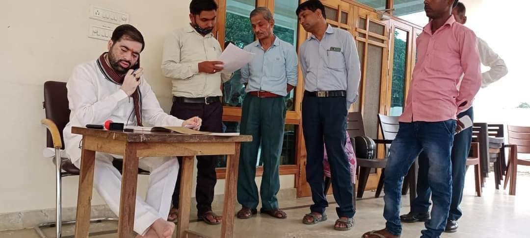 SatishSharmaBBK's tweet photo. लोकतंत्र में जनप्रतिनिधियों का प्रथम दायित्व जनसेवक के रूप में सभी की समस्याओं के उचित निवारण का ही होता है,आज प्रातःअपने आवास पर देवतुल्य जनता जनार्दन की समस्याओं के तत्काल निवारण हेतु आवश्यक कार्यवाही सुनिश्चित करते हुए। https://t.co/tgkEVfMsjZ