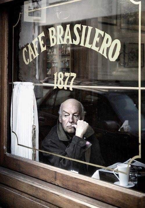 literlandweb1's tweet photo. "Como ves, soy jodido para querer(...) Sé que no es suficiente. Somos muchos los que andamos con el cariño estropeado, pero hay que tener valor para sacarlo de adentro con estropeaduras y todo”.
Eduardo Galeano https://t.co/TNuXDJsLbn