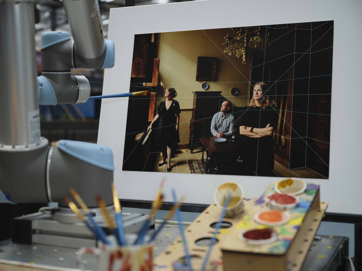 tudelft's tweet image. Is painting an exclusively human skill combining manual dexterity and #creativity? #delftdesign researchers at @idetudelft are investigating how far a #robot can get in this artform, with Delft Blue tiles as the latest robotic highlight: bit.ly/tud-paint-robot #TUDelftAI #design