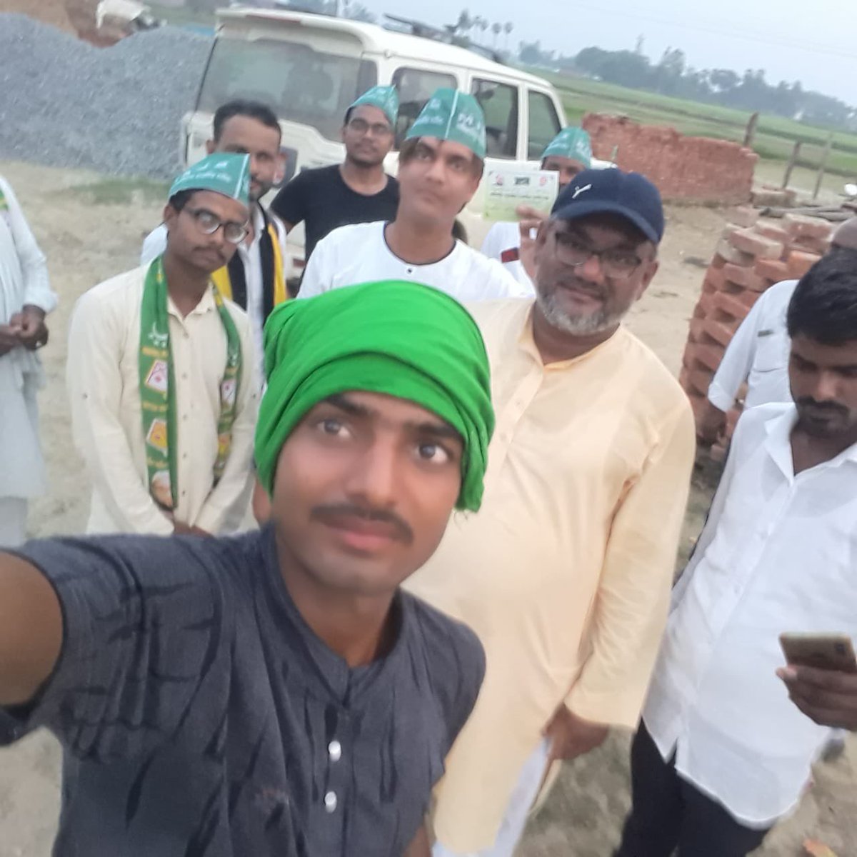 tafsirkhan313's tweet photo. ज़िला संत कबीर नगर-ख़लीलाबाद वि०स० के  वार्ड संख्या १५ से #निषाद पार्टी के जिला पंचायत प्रत्याशी रहे #एजाज साहब ने अपने समर्थकों के साथ अध्यक्ष शफ़ीक़ साहब के हाथों AIMIM पार्टी की सदस्यता ली।
साथ में विधानसभा अध्यक्ष फिरोज ,ब्लॉक अध्यक्ष नियाज़ आदि मौजूद थे।
#AIMIMUttarPradesh https://t.co/8U6AocmJOJ