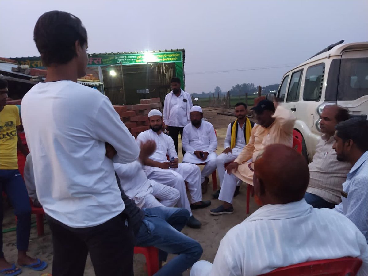 tafsirkhan313's tweet photo. ज़िला संत कबीर नगर-ख़लीलाबाद वि०स० के  वार्ड संख्या १५ से #निषाद पार्टी के जिला पंचायत प्रत्याशी रहे #एजाज साहब ने अपने समर्थकों के साथ अध्यक्ष शफ़ीक़ साहब के हाथों AIMIM पार्टी की सदस्यता ली।
साथ में विधानसभा अध्यक्ष फिरोज ,ब्लॉक अध्यक्ष नियाज़ आदि मौजूद थे।
#AIMIMUttarPradesh https://t.co/8U6AocmJOJ