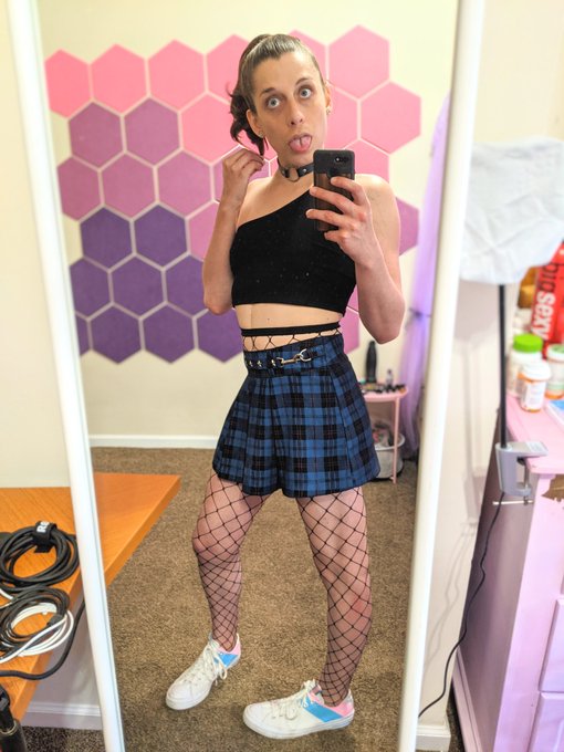 Metalfem wants to moshhh 🤘 https://t.co/b2GOup1yde<a href="/tag/throwbackthursday"class="tags"><span>#throwbackthursday</span></a>