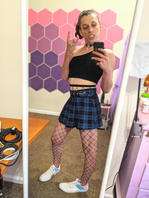 Metalfem wants to moshhh 🤘 https://t.co/b2GOup1yde<a href="/tag/throwbackthursday"class="tags"><span>#throwbackthursday</span></a>