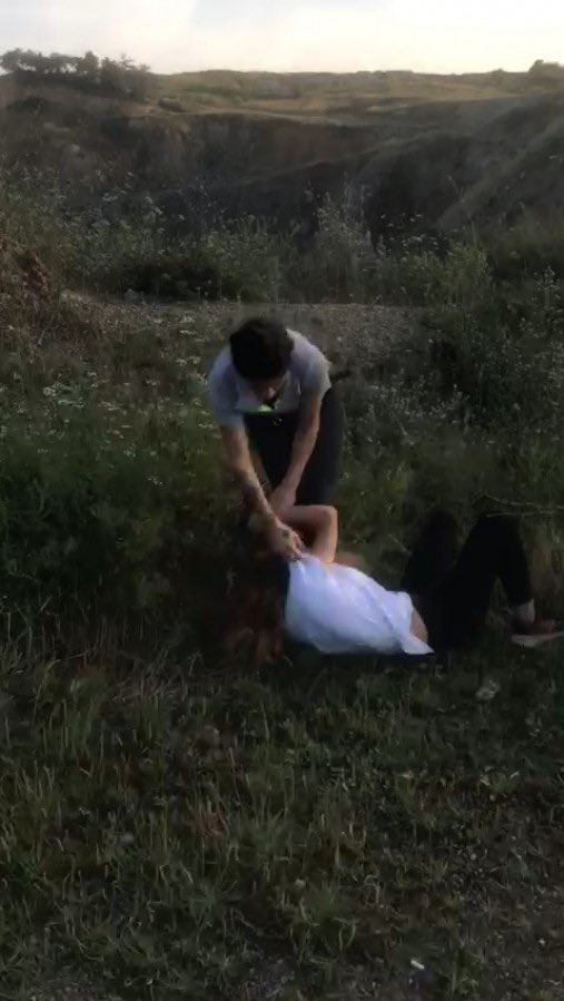 Elif Çakal’ın şüpheli ölümünde, olay öncesinde arkadaşları tarafından dövüldüğü ortaya çıktı.

İntihar değil, CİNAYET #ElifÇakalİçinAdalet