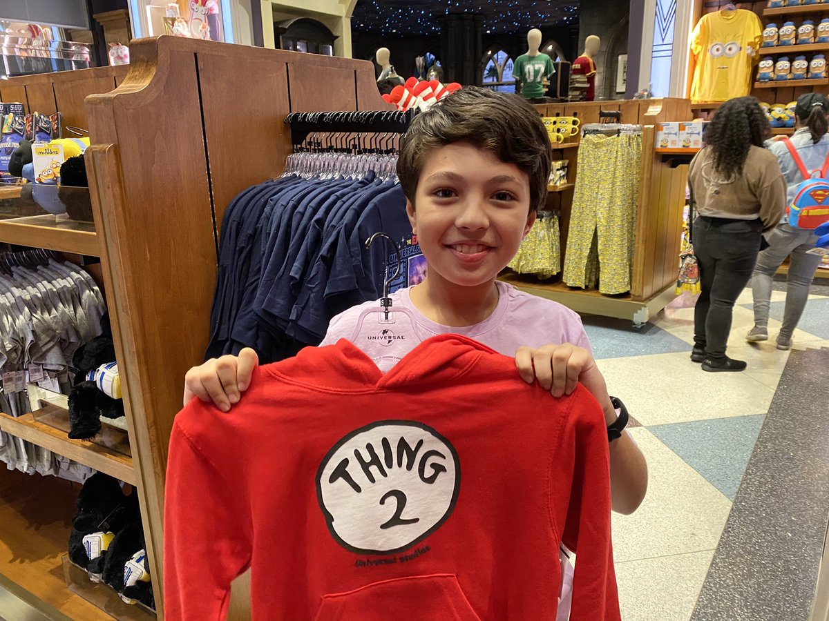 iqrarulhassan's tweet photo. Sooooo glad to see “Made in Pakistan” on shirts and hoodies in official gift shop of Universal Studios Hollywood 💚😍🇵🇰 https://t.co/HkwzYb1TtB