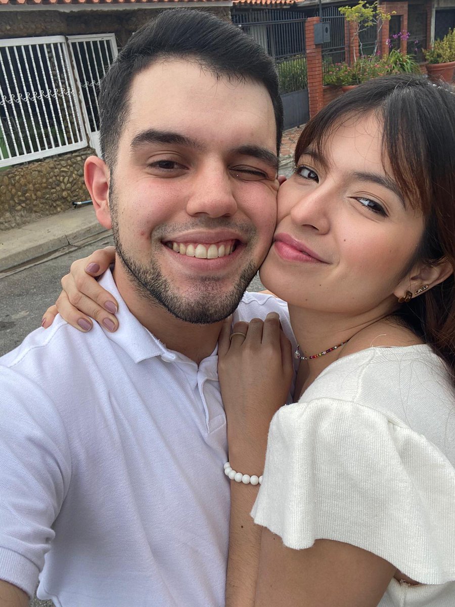 katherinearh's tweet photo. Tener una relación a distancia puede mantener en alguno de estos mood.

Y aunque el primero sea el más constante, siempre vale la pena esperar por el segundo. 

Btw, todo contigo es más bonito @GaboFlorida https://t.co/U9dSK1BNhT