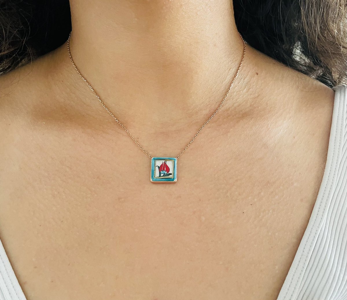 “Genç Hanımların” çok beğendiği Retro Rose Kolye popülerleşmiş modellerimiz arasında yer almakta;

Dileğimiz, çocuklarımızın bilinçli ebeveynlere sahip olması, çabaları hep yavrularının mutluluğu yönünde olmasıdır. Ki bu ancak refah ve eğitimin yükselmesiyle mümkün.  #retrorose