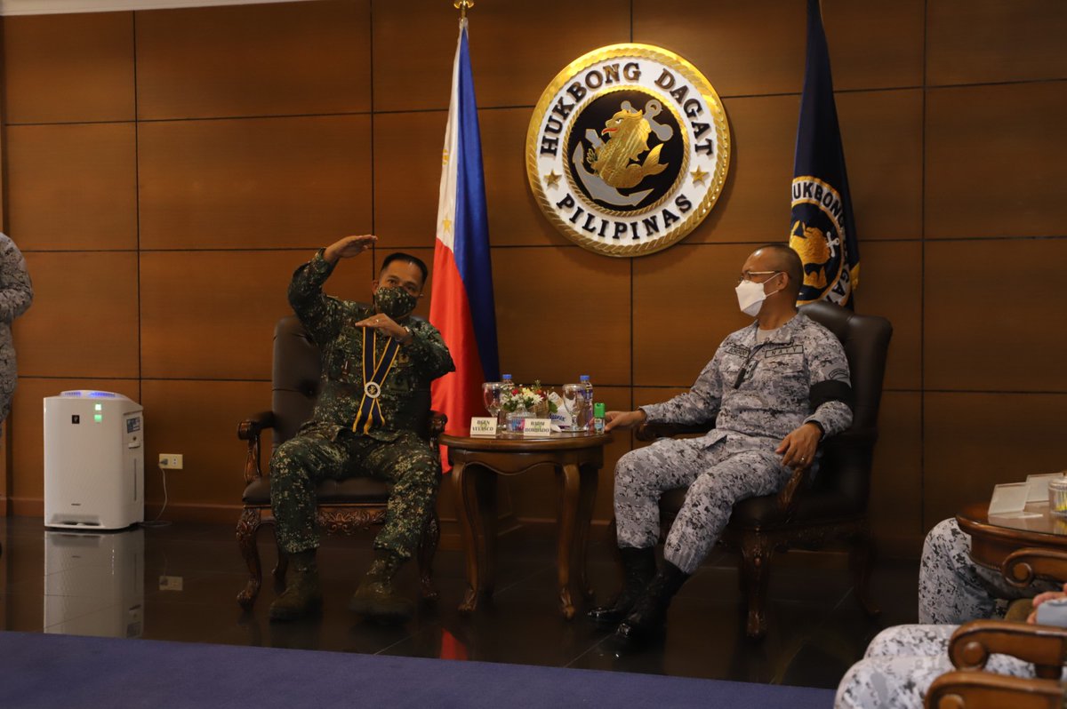 Philippine_Navy's tweet photo. JTF Malampaya commander pays courtesy on the Navy chief

👀👉: https://t.co/2t9hYfocg2

#ModerandMultiCapablePHNavy
#AFPyoucanTRUST https://t.co/kviMpDbvGR