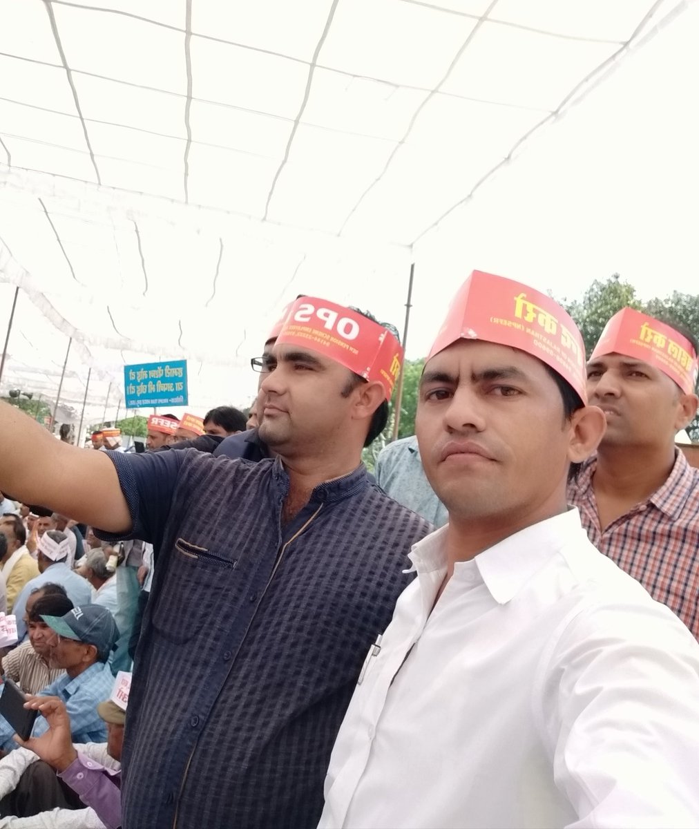 MukeshLoraNps's tweet photo. डरता किससे हल्ला बोल 
मैं भी बोलूं तू भी बोल 
हल्ला बोल हल्ला बोल
हमको चाहिए पुरानी पेंशन
#RestoreOldPension @ShyamCh00224203 @PMO_NaMo @RajCMO @Prakash44218812 @ABPNews https://t.co/QkenNxIm2Y