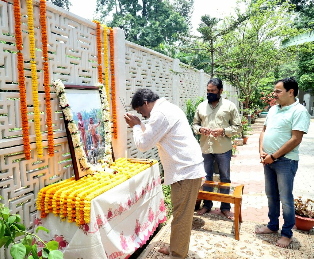 हूल दिवस के अवसर पर अमर वीर शहीद सिदो-कान्हू, चांद-भैरव और फूलो-झानो समेत हज़ारों वीर शहीदों को हूल जोहार।
झारखण्ड के वीर शहीद अमर रहें।
#हूल_दिवस