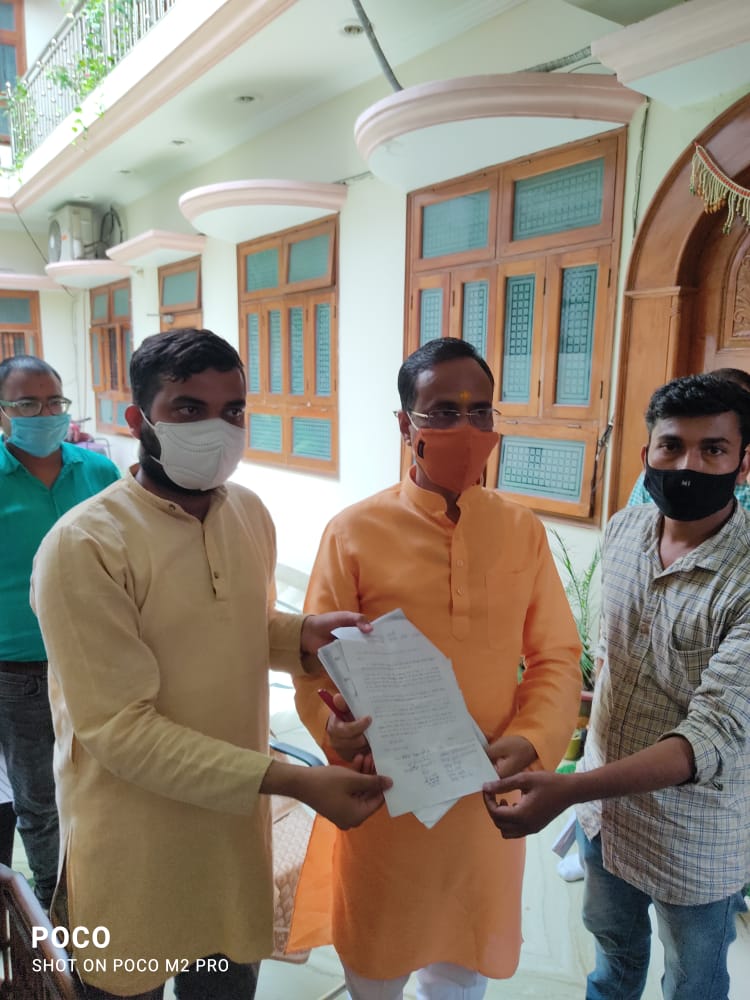 हमारे संघर्षी साथी आकाश द्विवेदी और बंटी पांडेय ने शिक्षामंत्री श्री दिनेश शर्मा जी से मुलाकात की और नई शिक्षक भर्ती के संबंध में ज्ञापन दिया।
@Akashji52 @buntypandey99