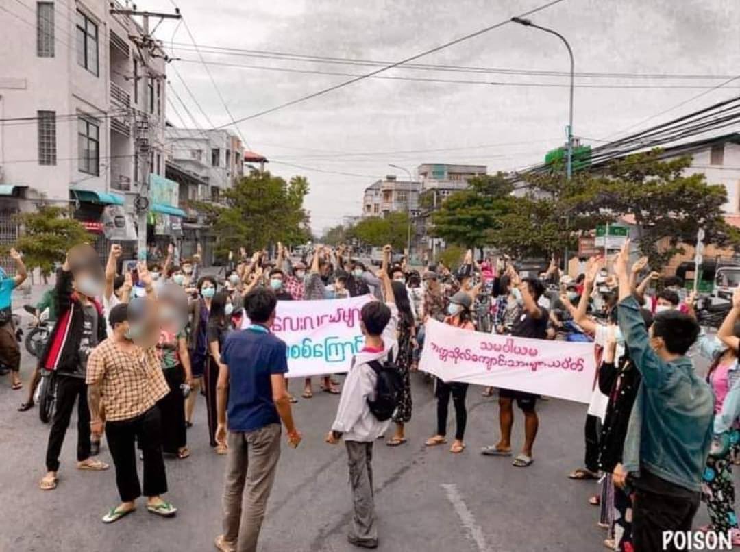 don_msi's tweet photo. Youths in #Mandalay marched in forces against the military coup today in demonstrating their disapprovals towards the military dictatorship. 
#June30Coup #DreadfulCovidAmidMilitaryCoup #WhatsHappeningInMyanmar https://t.co/khJAmABDXp