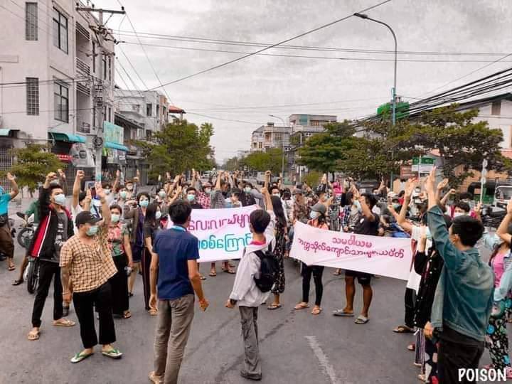 Massive crowd of #Mandalay’s Youths Strike and Cooperative University Students Union took the main road demanding for the immediate fall of Genocidal Dictatorship despite Junta’s tight security.
#DreadfulCovidAmidMilitaryCoup
#June30Coup
#WhatsHappeningInMyanmar