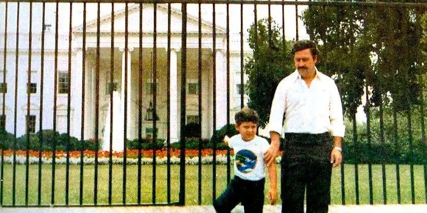 xenwtff's tweet image. He stood in front the White House when the whole world was looking for him and you to scared to tell your crush you like her?