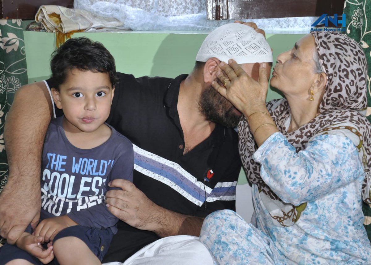 Mlr KaMrAN's tweet - "InPictures:- After spending 12 years in jail Bashir Ahmad Baba of Jogi lanker, Rainawari acquitted of all charges, reunites with family after a decade. #Kashmir #Kashmiri #Jail " - Trendsmap