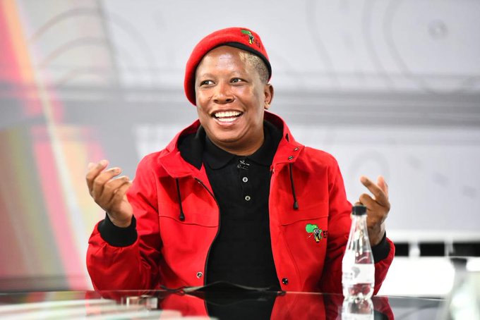 siyanda_nje's tweet photo. #AntiLockdownMarch folk are now calling for the EFF to intervene. Yet when the EFF intervenes you say they want to hijack your things &amp; attack them. Wow. What do you guys want?😂😂

#JacobZuma #RamaphosaMustFall https://t.co/MLB200Co0P