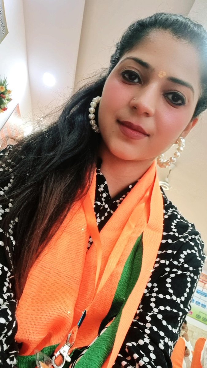 abbas_nighat's tweet photo. भगवा की ताकत के आगे ब्रह्माण्ड भी सर झुकाता है, 
सुबह शाम सूरज भी भगवा ओढ़कर आता है।

RT if you agree 🇮🇳 https://t.co/nrPgZqFQT2