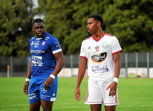 Surprise à la reprise du groupe pro du <a href="/SB29/">Stade Brestois 29</a> avec la présence du défenseur central Noé Sow (1998) formé au <a href="/staderennais/">Stade Rennais F.C.</a> 👀

Prévu pour intégrer l’équipe réserve #National3, ce milieu défensif de formation arrive de Plabennec où il évoluait depuis 2019. 

📷 Jean-Michel Louarn