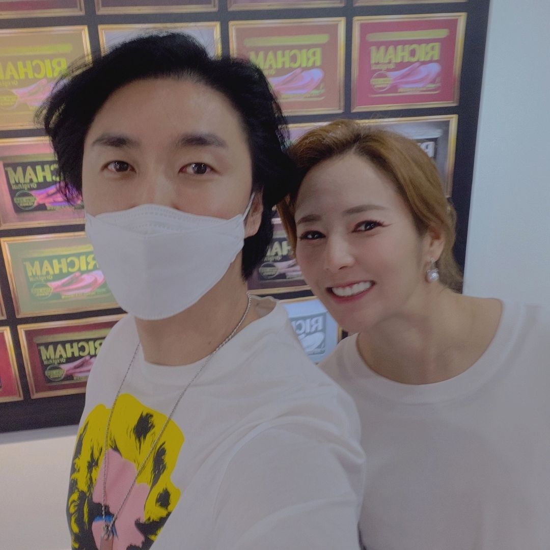 keshagrace501's tweet photo. Did YoungSaeng meet HyungJun's cousin Elly eonnie in Art Gallery?

Elly eonnie is really Jjun's female version 😍

Photos from badboss.official https://t.co/E6oGd6xXCY