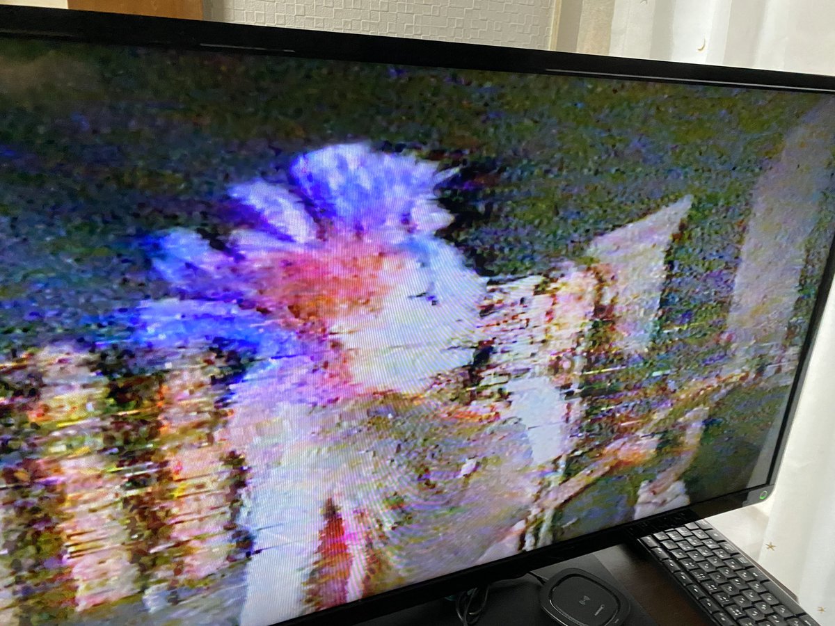 ma42463740's tweet photo. 今日こそ絶対に捨てようと思っていた壊れたビデオデッキ。
もう映らないよな？と一応動かしてみたら映ってしまった…悩ましい…
久々の社長お久しぶりdeath！
#殺害塩化ビニール #crazySKB https://t.co/MmOhoJj16m