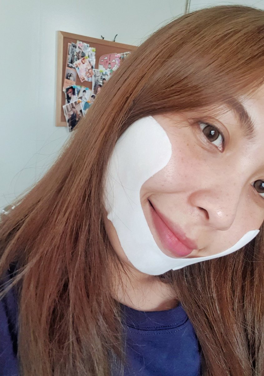noeytunreview's tweet photo. เป็นตัวช่วยที่ว้าวซ่ามากสำหรับช่วงนี้ เป็นมาส์กเฉพาะจุดสำหรับส่วนที่ใส่แมส บางวันที่รู้สึกระคายเคืองคือช่วยได้ดีเลย มาส์กทิ้งไว้ 30-40 นาที ตัวมาส์กเป็นแผ่นเจล มีเย็นสบายผิว ใส่ไว้ใต้แมสตอนออกนอกบ้านก็ได้ ใส่แมสนานๆผิวอับ ตัวนี้ช่วยได้จริงๆ #มาส์กข้างในแอบผิวใสอยู่นะจ๊ะ https://t.co/9ESTabCblt