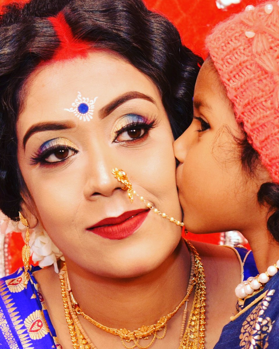 PatraTaniya's tweet photo. A kiss on the cheek means we are friends https://t.co/Mo4oaB3Q4E