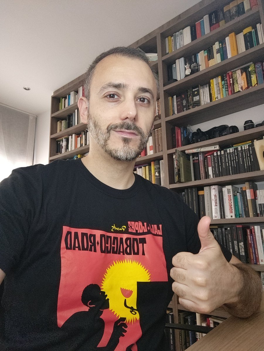 Santi_Lopera2's tweet photo. El calvo del bigote ja està repartint les samarretes de @RadioTobacco Us en penedireu de no tenir la vostra, perquè són guapíssimes. Tot el suport al @Lalo_Lopez76 pel seu genial podcast. ❤️ pels artistes del barri, #ElColl #Vallcarca la San Francisco de Barcelona https://t.co/FS1USvB7Nv