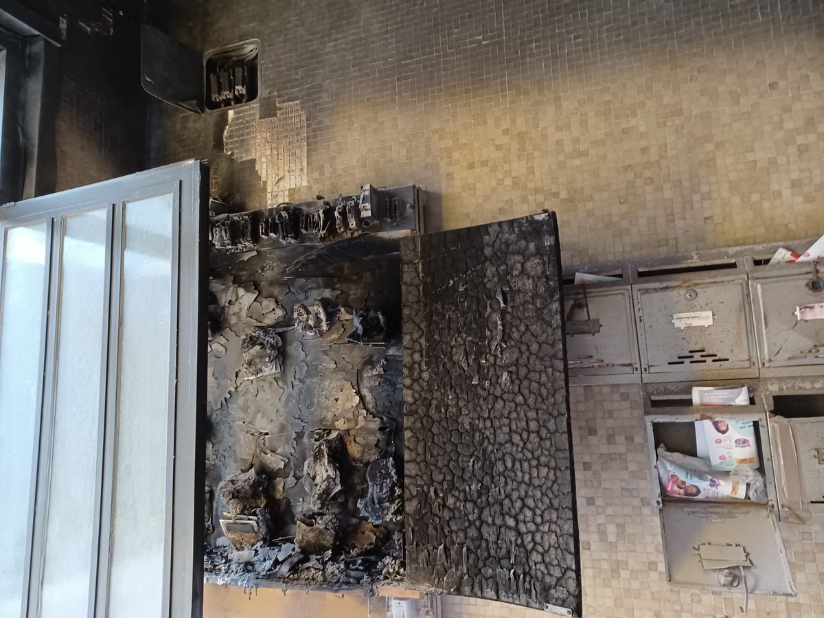 #Últimahora | 🔥 Incendio en la calle Montevideo. Los <a href="/bombeiroscoruna/">BombeirosCoruña</a> actuaron a la 1:30. El fuego empezó en el cuadro de contadores. Los vecinos están sin luz.