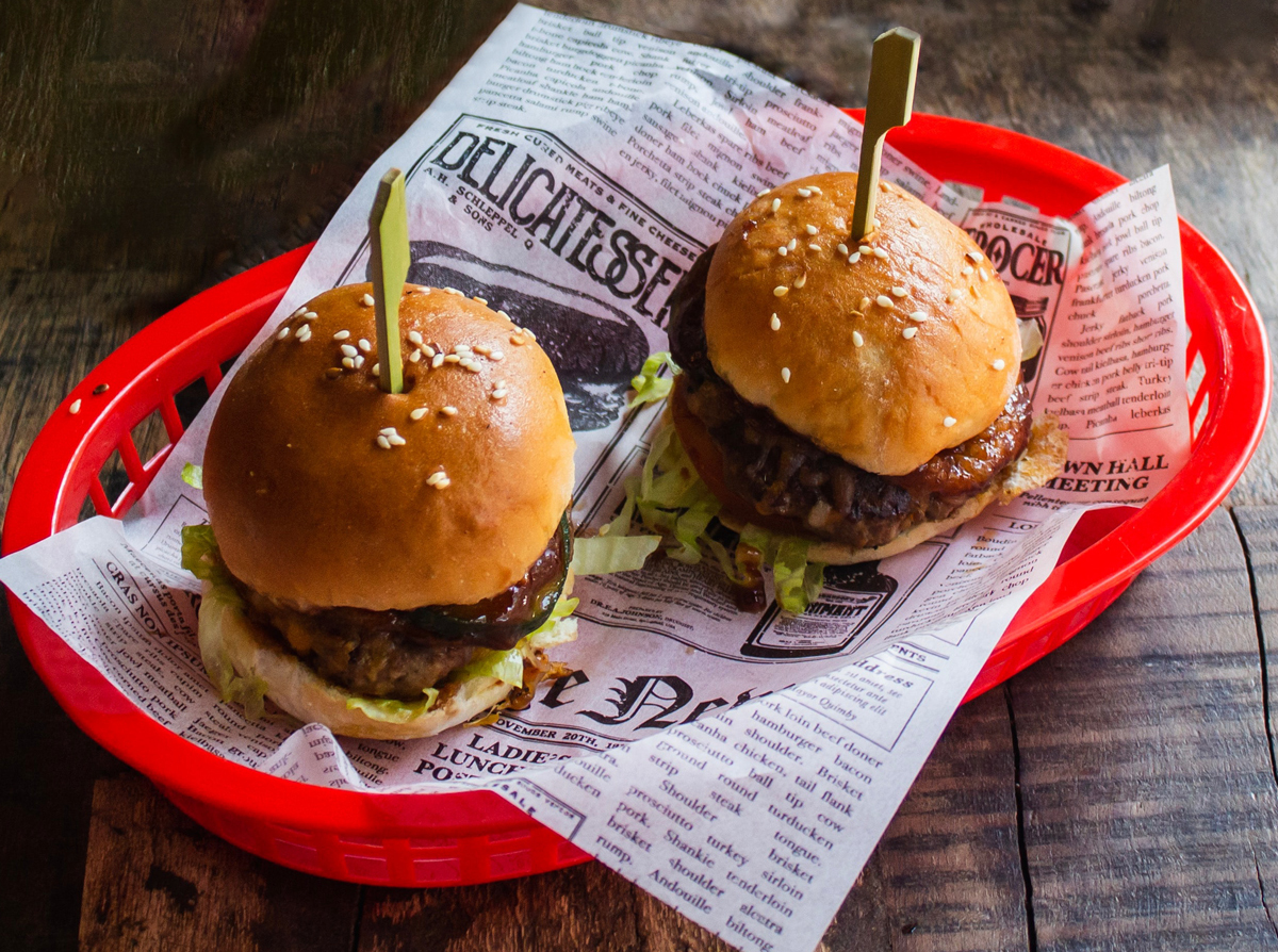 tablecraftEU's tweet image. Classic plastic baskets are a practical, inexpensive and fun serving option for beer garden grub. Make clean-up easy and take your presentation to the next level by using a grease proof liner - we love this newspaper style print!

📸 @Itsa_Wrap 
#OutdoorDining