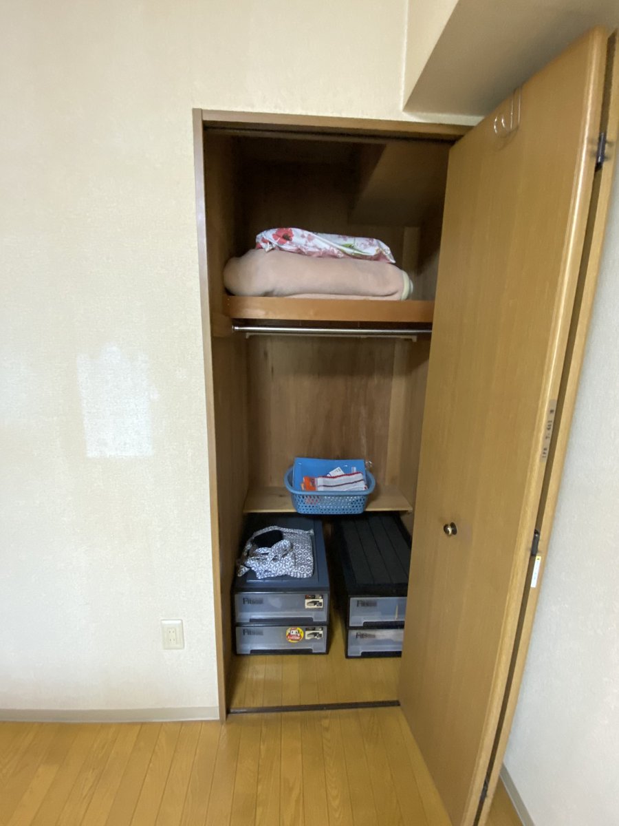 akimini25's tweet photo. 94歳ミニマリスト父の部屋のクローゼット。ビックリ‼️
３LDKのうち、2部屋が何にもない。家賃は来年7月まで支払い済み。行くと掃除して、昼ご飯一緒に食べるけど、なんだかつまらない。
ルーティンって以前何だろうと思ったけど、父を見ていてわかった。せめて美味しいもの食べてほしい。 https://t.co/XLMBXbfoZQ