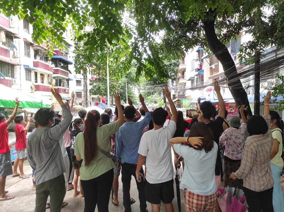 IrrawaddyNews's tweet photo. Young activists staged a flash mob protest against the military regime in #Yangon on Wednesday, despite the heavy presence of security forces. (Photo: CJ) 

#WhatsHappeningInMyanmar https://t.co/ngvoY9m5if