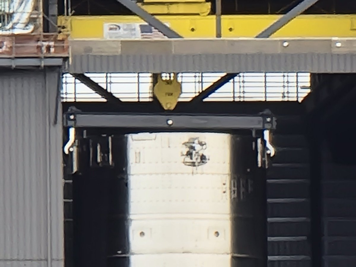 FronteraSpacial's tweet photo. El propulsor Superheavy BN3 ha completado su apilado en el Highbay de la Starbase en Boca Chica, Texas,🇺🇸.

En este prototipo se realizarán diversas pruebas aunque no volará🚀. https://t.co/sIkMQdWZR6