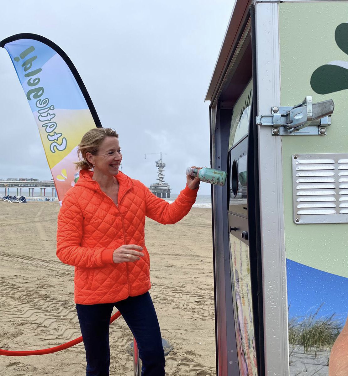 Op Scheveningen vierde ik met de #statiegeldalliantie, dat je vanaf morgen overal flesjes kunt inleveren! Weg met zwerfafval, op naar een mooi en schoon Nederland! #yeswedidit