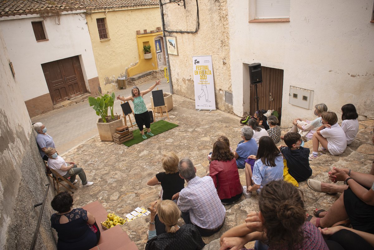 Ja has vist el recull fotogràfic de la 4a setmana del festival #EVA21?
🍏 <a href="/PereCabaret/">Pere Cabaret</a> ens va seduir amb l'espectacle preciosista i d'orfebreria "Victorian Boxes" a <a href="/lacisternaCAT/">La Cisterna</a> 
🍏 <a href="/mondelamOn/">mOn mas</a> va captivar petits i grans amb històries de gegants a <a href="/AjSantaOliva/">Ajuntament de Santa Oliva</a> 
📸<a href="/roserblanch/">Roser Blanch</a>