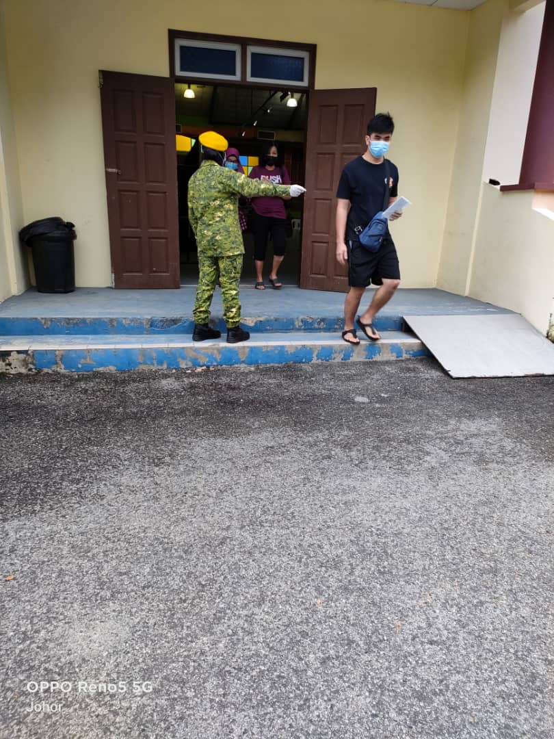 RELAkulai's tweet photo. 30 Jun 2021 (Rabu) 
PENUGASAN DI PUSAT PEMBERIAN VAKSIN (PPV)

#setiaberbakti
#DariRakyatBersamaRakyatUntukRakyat
#PatuhiSOP 

@yahyakgc @SazaliZin @msrz81 @KDNPUTRAJAYA @Hasni_Johor @mynadma 
@MKNJPM @relamalaysia @JPAMJohor  @japenjohor 

UMR Kulai | PT (U) Baizura https://t.co/xuJ043msmO