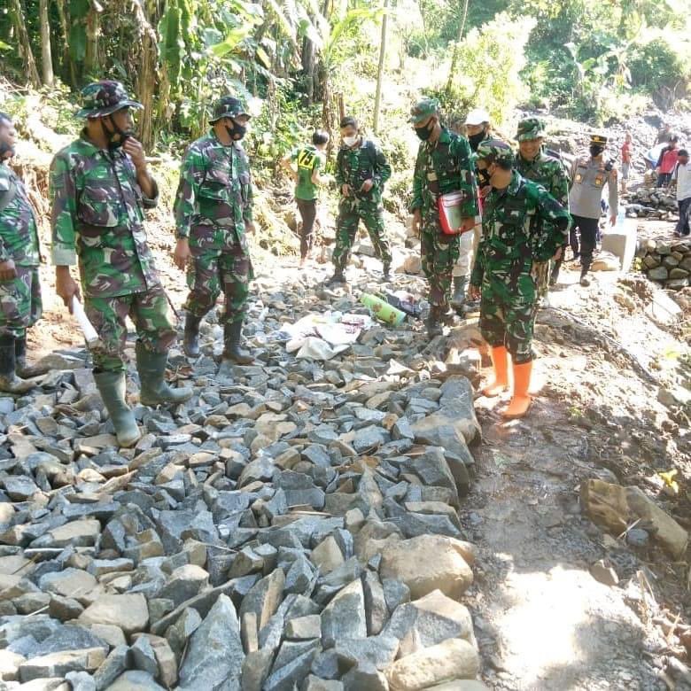 Lokasi Tentara Manunggal Membangun Desa (TMMD) Sengkuyung tahap II  Kodim 0711/Pemalang  di Dusun Barong, Desa Simpur, dikunjungi Tim Pengawas dan Evaluasi  (Wasev) Wijayakusuma dibawah pimpinan Kasrem Letkol Kav Kristiyanto, S.Sos., Selasa (29/6/2021)