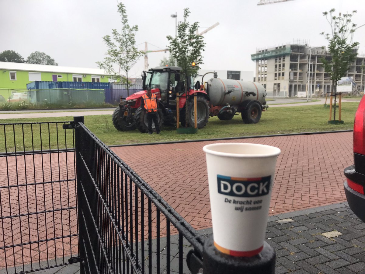 Een lekker bakkie koffie maakt zelfs deze regenachtige dagen weer goed voor deze harde werker. Vast prik bakkie koffie voor de waterman. Hij blij, wij blij, bomen en nieuwe beplanting blij🌳👍🏻