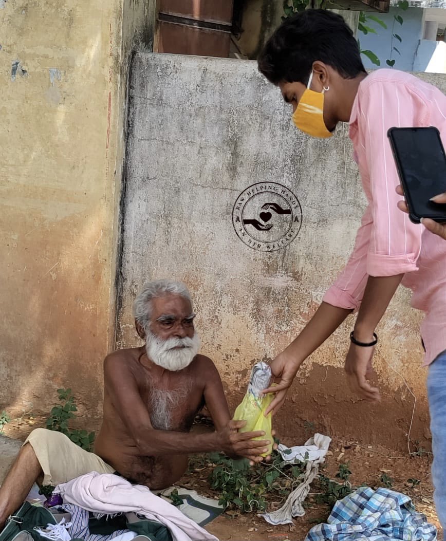 RAWNTR's tweet photo. Breakfast &amp; Meals To The Needy In 
Rajampet (Kadapa) :)

Team #RAWNTR
An NTR Welfare | @tarak9999 

#RAWNTRRoundTheYear ���️ https://t.co/ep5smpnHsz