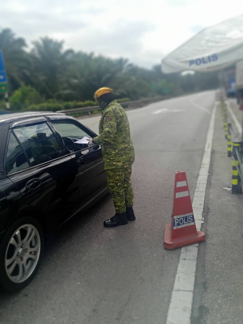 RELAkulai's tweet photo. 30 Jun 2021 (Rabu) 
PENUGASAN SEKATAN JALAN RAYA (SJR) 

#setiaberbakti
#DariRakyatBersamaRakyatUntukRakyat
#PatuhiSOP 

@yahyakgc  @SazaliZin @msrz81 @KDNPUTRAJAYA @Hasni_Johor @mynadma 
@MKNJPM @relamalaysia @JPAMJohor  @japenjohor 

UMR Kulai | PT (U) Baizura https://t.co/v7QQtoyenF