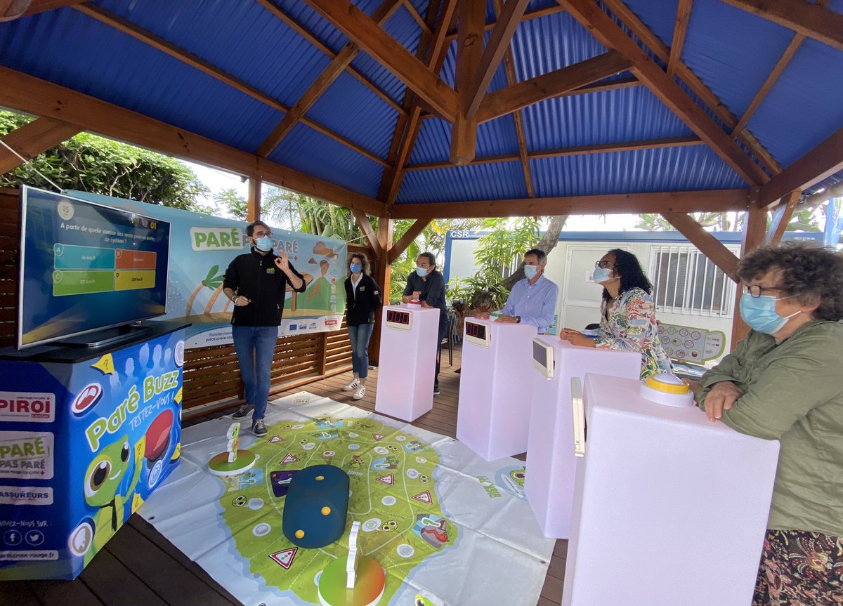 L’équipe du projet <a href="/ParepasPare/">Paré pas Paré</a> fait une démonstration du nouveau jeu de connaissances sur les risques liés aux aléas naturels à La Réunion : « Paré Buzz »