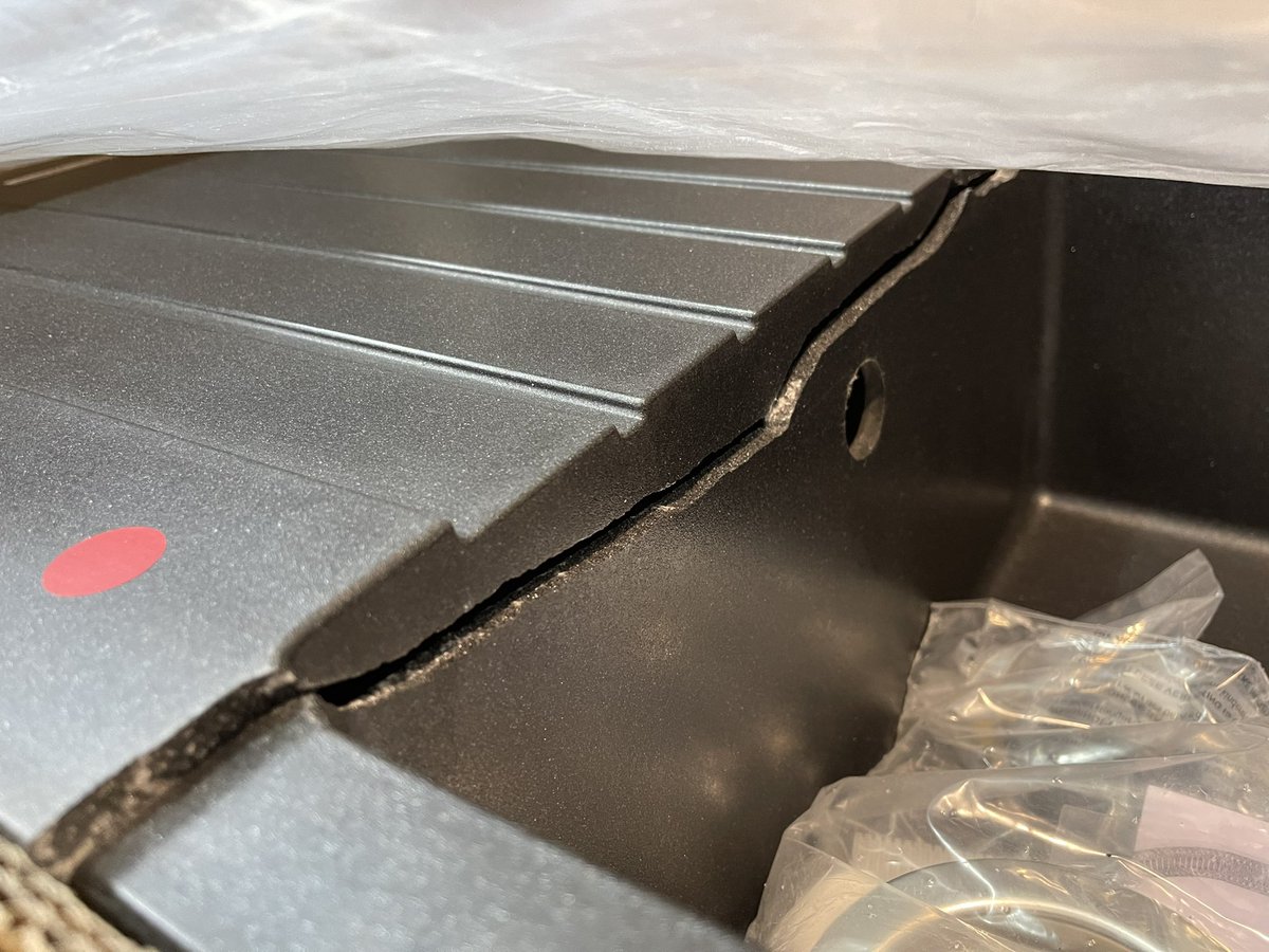jayk2011's tweet photo. @VictoriaPlumUK says will not replace sink that arrived split as over 30 days inspected on arrival by opening box looked ok but my plumber opened to discover was cracked you could only have seen by removing the strap bands need a replacement or will be passing to my solicitors https://t.co/J1DHonopED