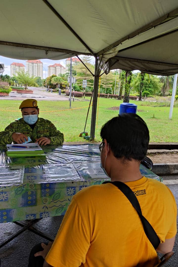 RELAkulai's tweet photo. 30 Jun 2021 (Jumaat)

PENUGASAN SARINGAN KESIHATAN

- CIQ KSAB, Tg Kupang, Gelang Patah  

#SetiaBerbakti

@yahyakgc @SazaliZin @msrz81 @KDNPUTRAJAYA @Hasni_Johor @mynadma @MKNJPM @relamalaysia @JPAMJohor  @japenjohor 

UMR KULAI | PT (U) BAIZURA

1/2 https://t.co/Q1yXkSggGM