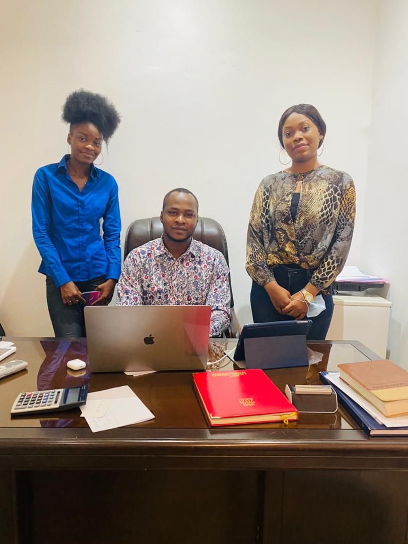 LadyUniv's tweet photo. Visite de l'entreprise BC Corporation par la Lady Universities 2020 Merveilles BOKOLO

@Cyrilbokilo CEO de BCC est écrivain✍️, speaker 🎤 et entrepreneur
Lors de la 1ère édition de #LadyU il a été membre du jury cc @realsweetevents 

#ChezMoiAuCongo #SmartAndStrong #LadyU https://t.co/T7F2YJtMGi