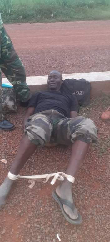 JosephMayte's tweet photo. Le Colonel Moussa ,Chef de région militaire de Ndelé, copieusement roué de coups par les mercenaires Russes du groupe Wagner puis emmené manu militari au camp de roux sous prétexte qu'il est en intelligence avec les rebelles ... Encore une bavure de trop. https://t.co/WsZuCfcTio