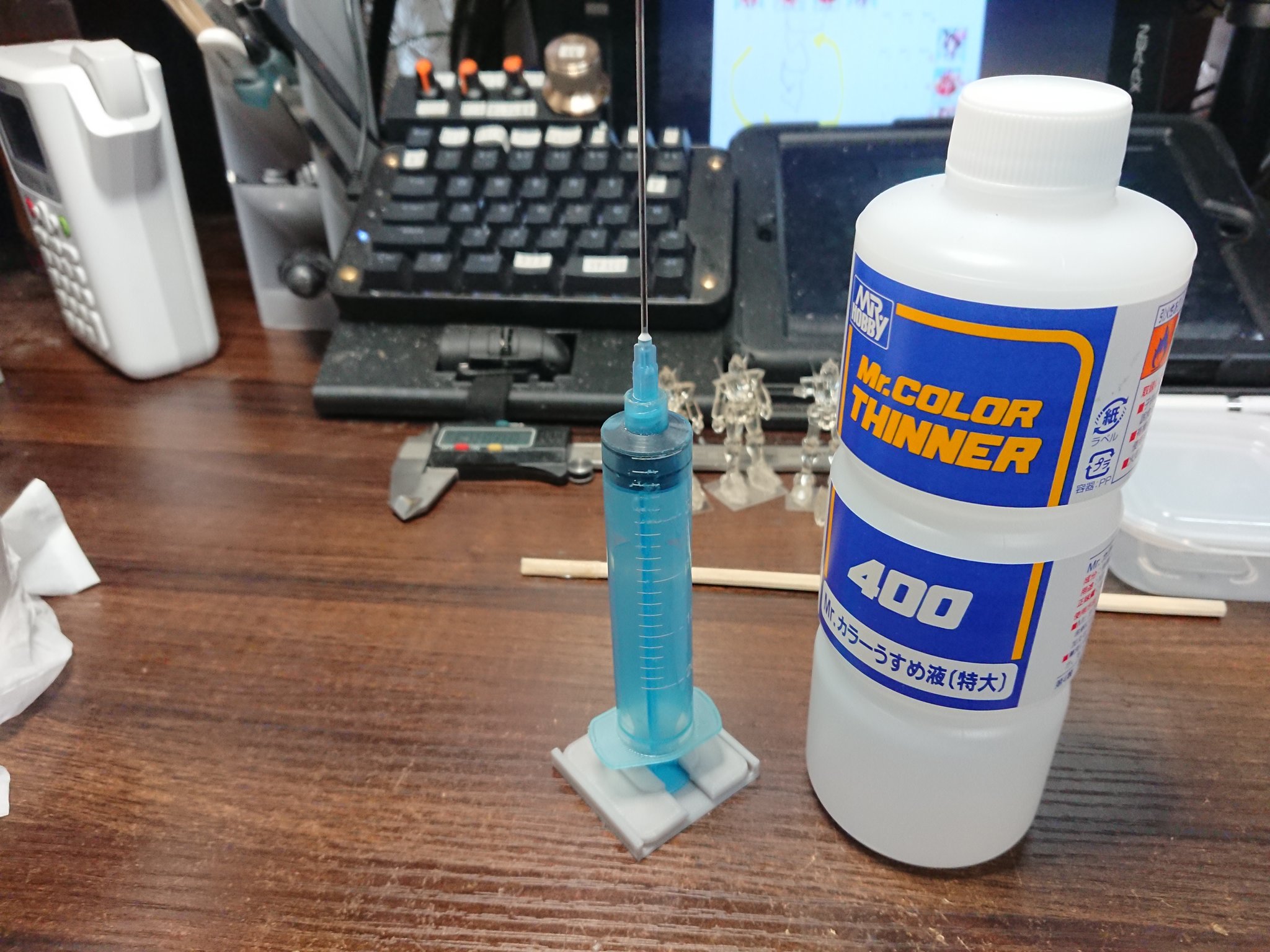 ボンクラーズ総長 薄め液を少し使うのに スポイトの代わりに100均の注射器型の容器を使うも 中身が詰まった状態で倒して置いておくと垂れてくるので 立てて置ける台を作ってみたんだけど このまま置いておくと尖端が危険であぶない感じで失敗である ボンクラーズ総長 薄め液を少し使うのに スポイトの代わりに100均の注射器型の容器を使うも 中身が詰まった状態で倒して置いておくと垂れてくるので 立てて置ける台を作ってみたんだけど このまま置いておくと尖端が危険であぶない感じで失敗である