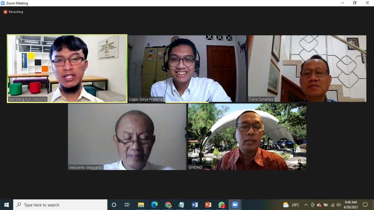 lugasurya's tweet photo. Setelah beberapa hari jarang tidur dan tadi pagi ketemu orang" keren ini dlm satu room😭😭... Wow, such a great experience for me, indah untuk dikenang tpi bukan buat diulang 😄😄 https://t.co/HOaGQJdD8x