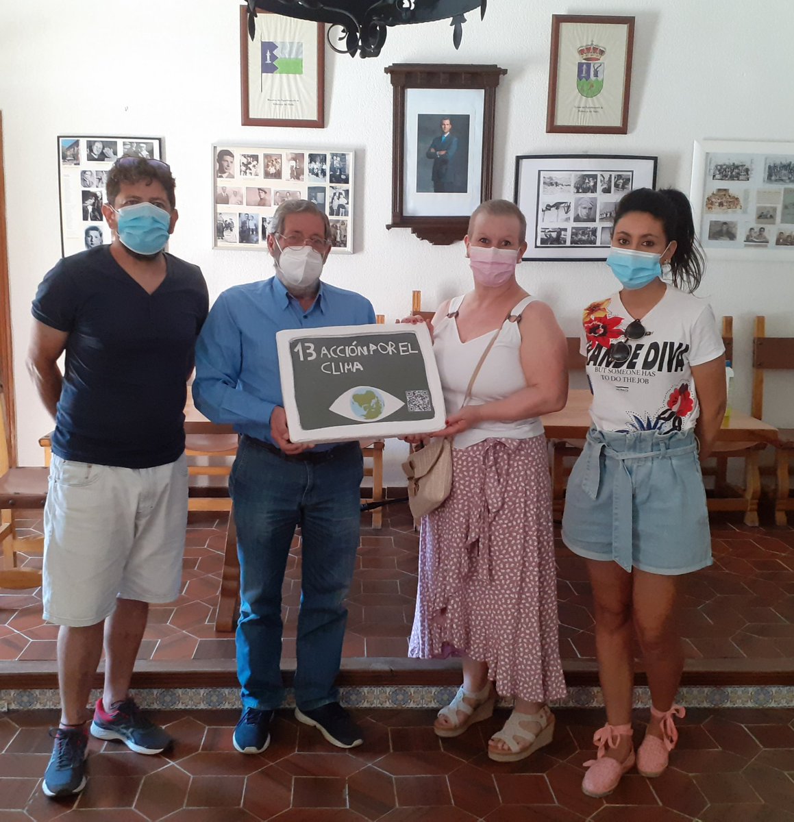 Concluimos la IVfase del #PIE #ODS 2030 <a href="/CSFPJCYL/">CSFP</a> Entregamos a los alcaldes de las localidades del CRA el producto final de nuestro #ABP #UnPaseoParaSanarElPlaneta, unas placas cerámicas con diseño de los #ODS y códigos QR que dan acceso a trabajos del alumnado. Feliz Verano!