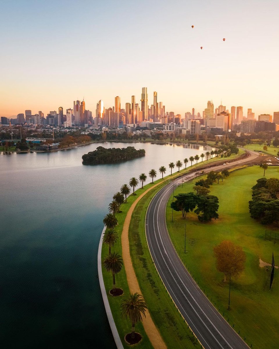 Melbourne turning it on from Albert Park Lake 📸 via IG/callumjackson