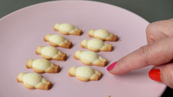 菓子デコ道具屋 Nut Deco ナッツデコ On Twitter カルディ行ったらベアスタイルクッキーのビール腹 が可愛くて海外でよく見るテディベアのビーチケーキを作ろう とまずは並べてオーディションしてみたらヌーディストビーチっぽすぎるので慌ててフードペンで水着を